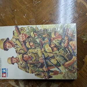 Military Model Kit - Green and Brown